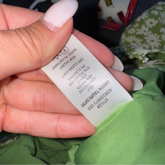 ASTR the Label Green and Taupe Ditsy Square Neck Ruched
Dress Size Medium - Picture 9 of 9